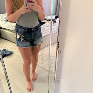 AMERICAN EAGLE DISTRESSED EMBROIDERED DENIM / Hi Rise JEAN SHORTS - 14 💙🦋